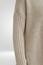 Romara - Maglione a collo alto beige, dettaglio della manica