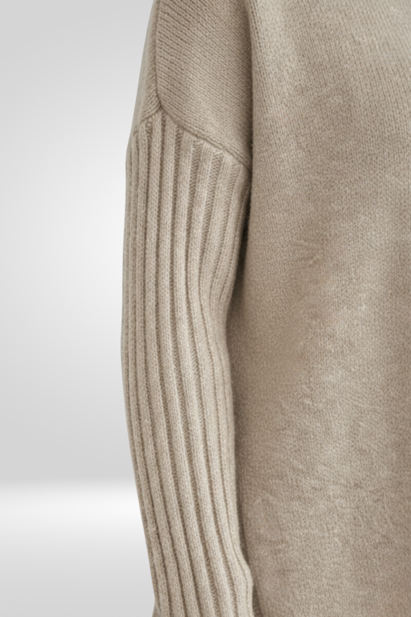 Romara - Maglione a collo alto beige, dettaglio della manica