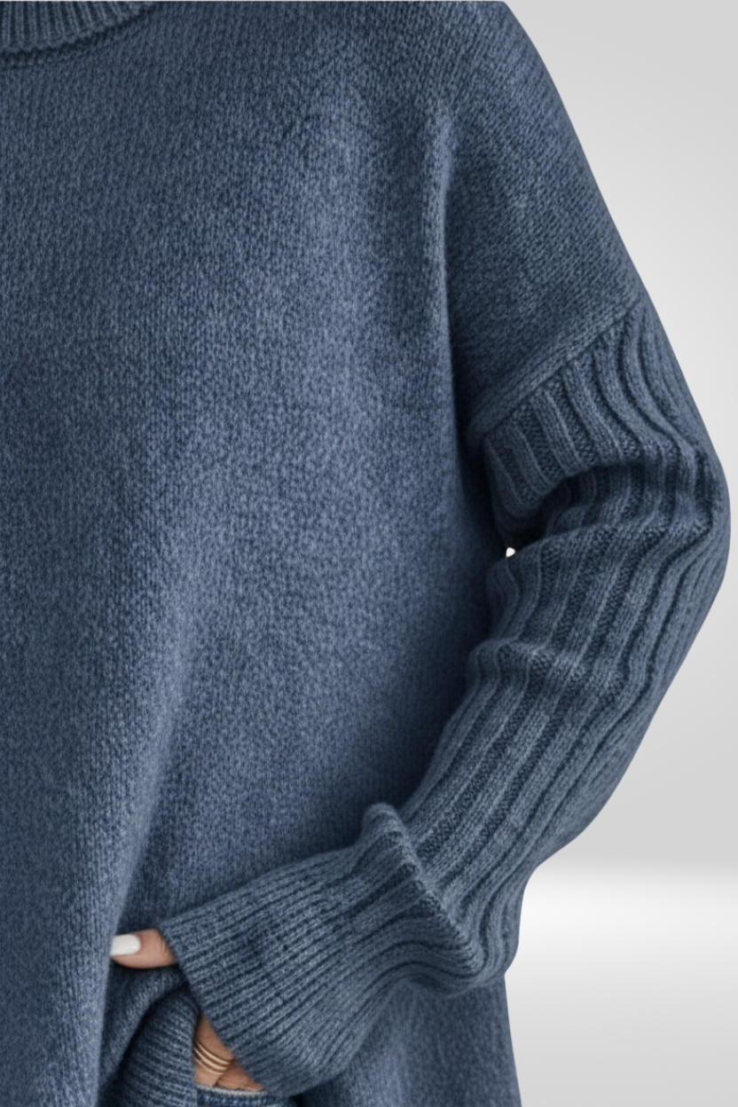 Romara - Maglione a collo alto blu, dettaglio del polsino