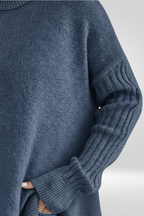 Romara - Maglione a collo alto blu, dettaglio del polsino