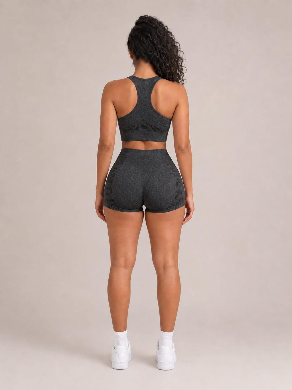 Set sportivo da donna con top corto e pantaloncini da ciclista – Themis